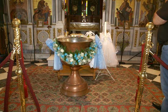 Διαψεύδει την δημοσιογράφο που έβγαλε το θέμα με τους «εραστές» στα βαφτίσια