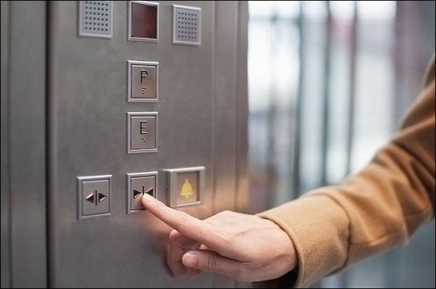 Το κουμπί απάτη στο πάνελ του ασανσέρ