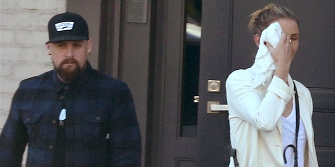 Η Κάμερον Ντίαζ με πετσέτα στο πρόσωπο έξω από κλινική πλαστικής χειρουργικής – ΦΩΤΟ