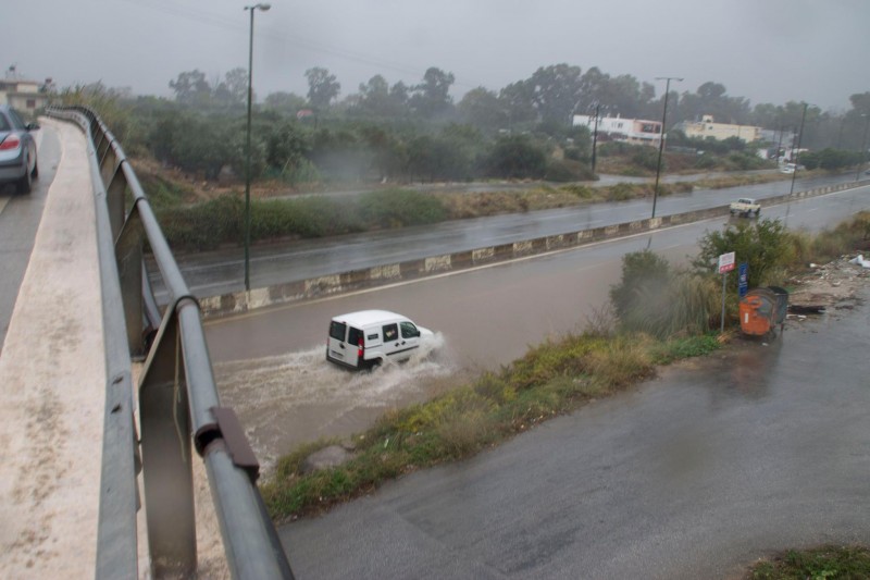 Προβλήματα από τη συνεχή βροχόπτωση στα Χανιά – Ακυρώθηκαν πτήσεις – ΦΩΤΟ