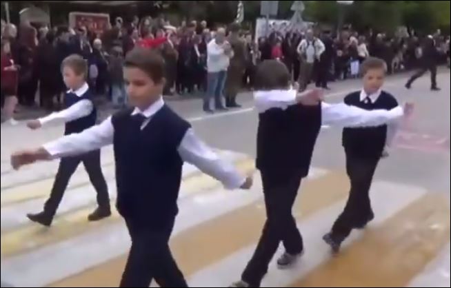 Ο μαθητής που έκανε “dab” στην παρέλαση – ΒΙΝΤΕΟ