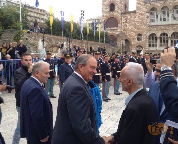 Τα χειροκροτήματα στον Καραμανλή – ΒΙΝΤΕΟ