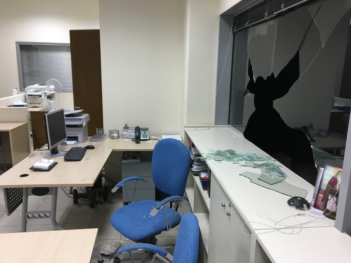 Λάρισα – Φόρεσαν κουκούλες και διέρρηξαν το… ΚΕΠ