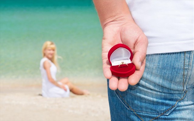 Της έκανε πρόταση γάμου μεθυσμένος και δεν θυμάται τι του απάντησε – Η αγγελία που έγινε viral