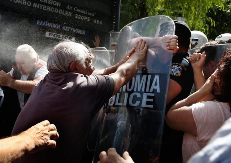 Αστυνομικός της ΥΜΕΤ: Γι αυτό ρίξαμε τα δακρυγόνα