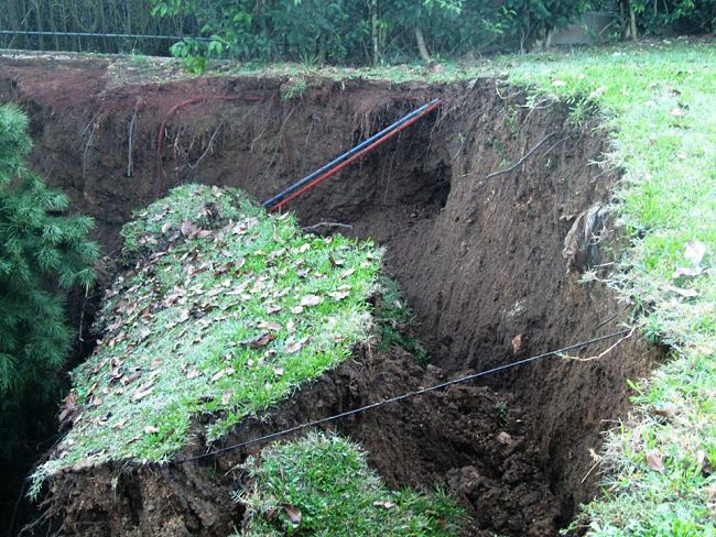 Εντυπωσιακές ΦΩΤΟ από τον μεγάλο κρατήρα κοντά στην Ε.Ο Ιωαννίνων – Άρτας