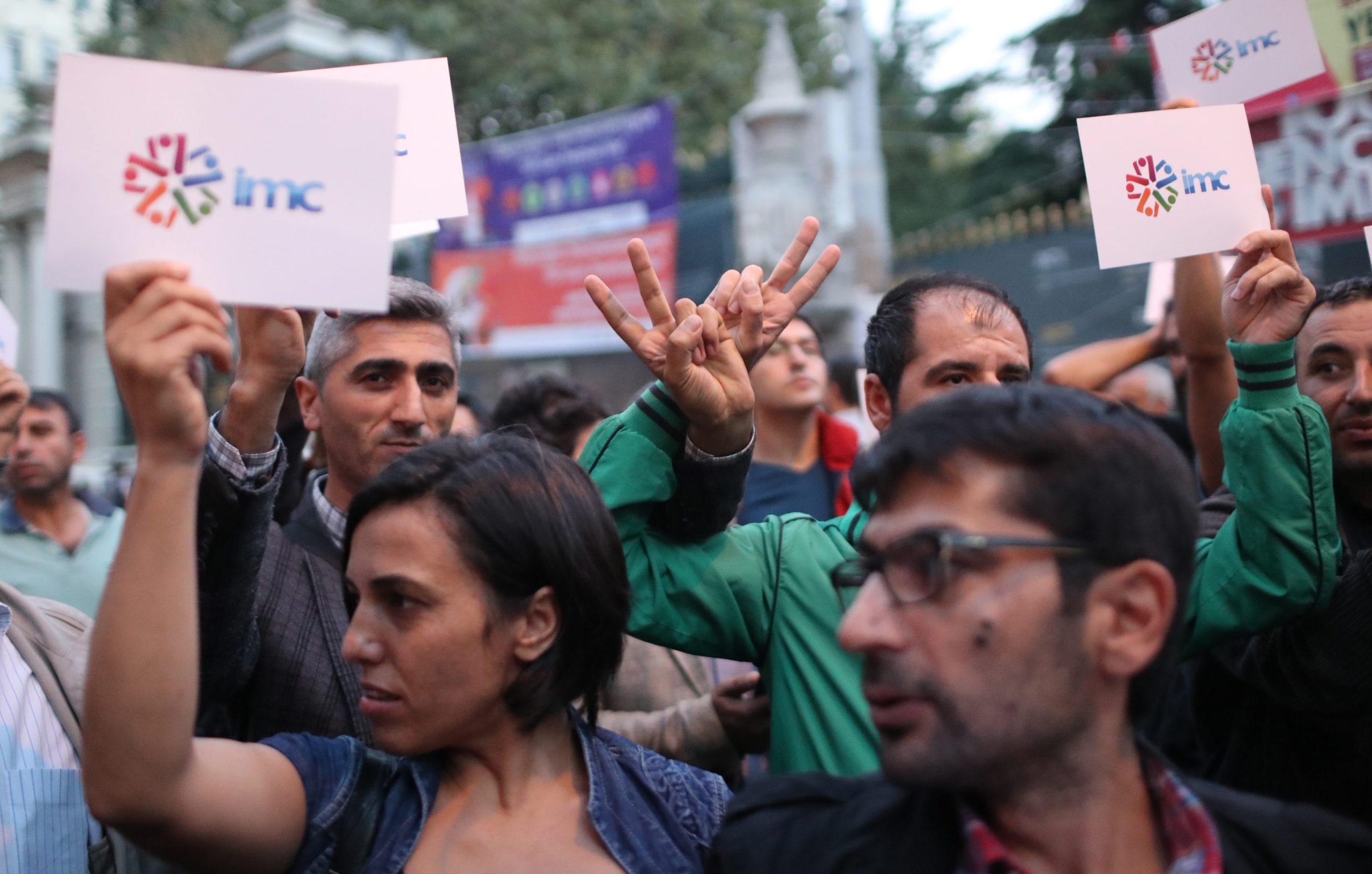 Διαδήλωση στην Κωνσταντινούπολη μετά το κλείσιμο φιλοκουρδικού τηλεοπτικού δικτύου – ΦΩΤΟ