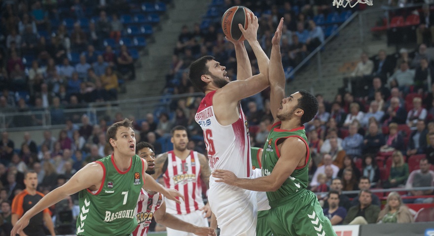 Μπασκόνια – Ολυμπιακός 74-72 (30’)