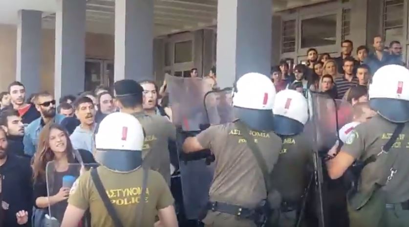 “Ξύλο” με τα ΜΑΤ στα δικαστήρια για τους πλειστηριασμούς– ΒΙΝΤΕΟ