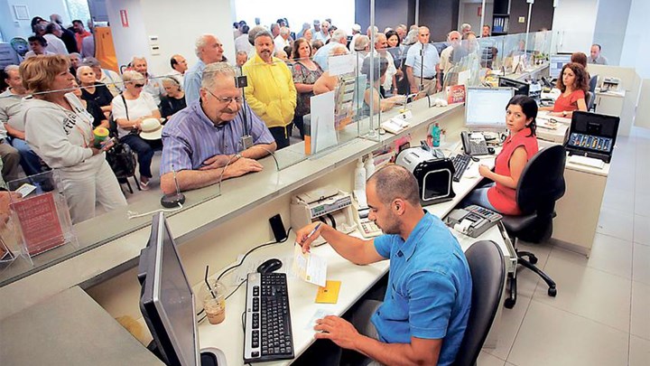 Ντόμινο με 5 ανατροπές για 50.000 τραπεζικούς