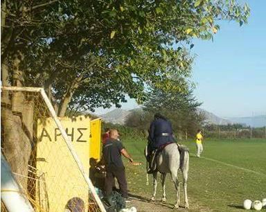 Έφιππος ιερέας σε αγώνα ποδοσφαίρου στη Λάρισα – ΦΩΤΟ