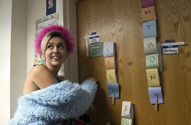 Η Μάιλι Σάιρους και η Κέιτι Πέρι στο… πανεπιστήμιο για χάρη της Κλίντον – ΒΙΝΤΕΟ – ΦΩΤΟ