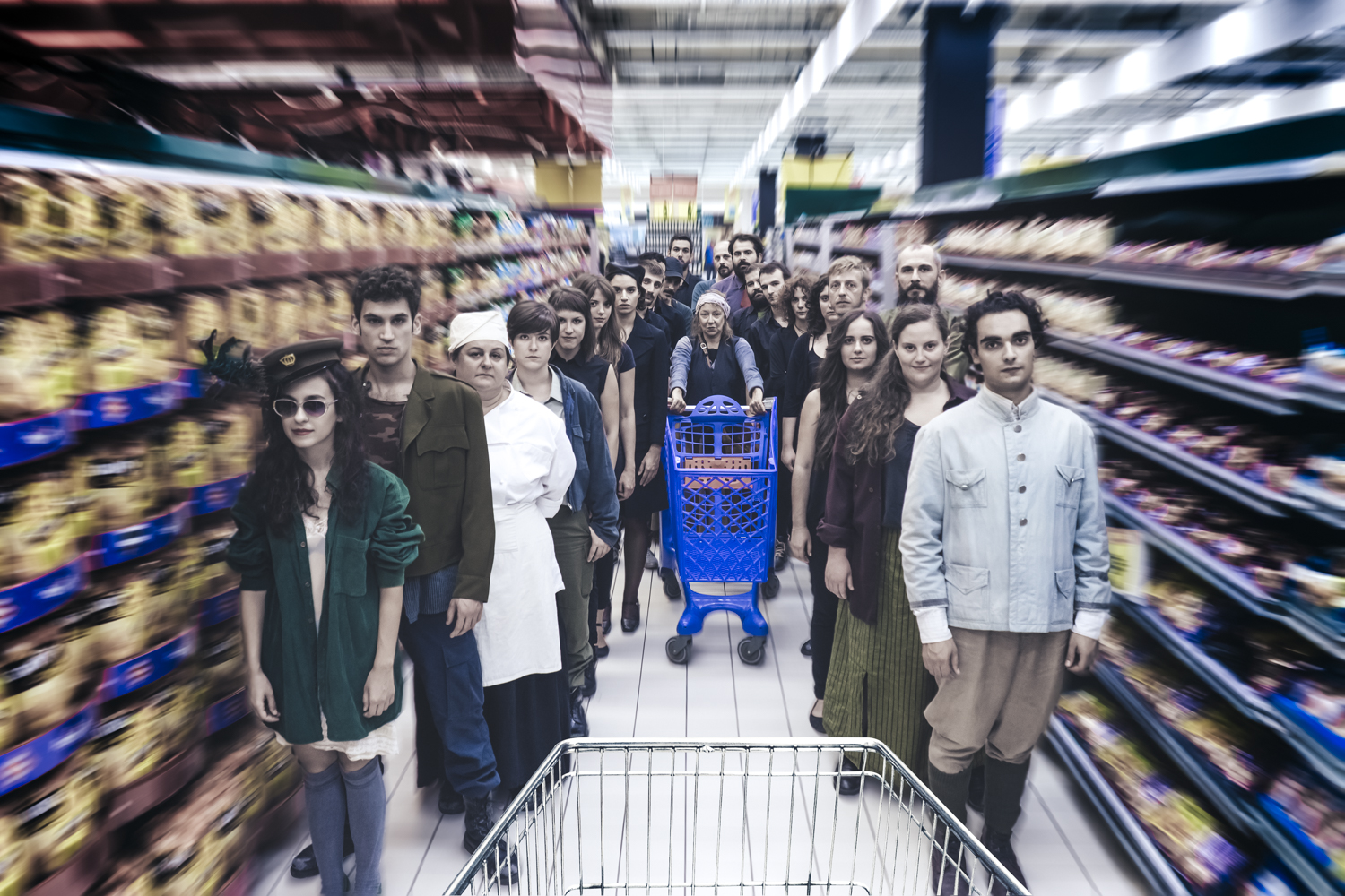 Η Φωτοπούλου-Μάνα Κουράγιο ποζάρει για το enikos.gr σε… σούπερ μάρκετ!