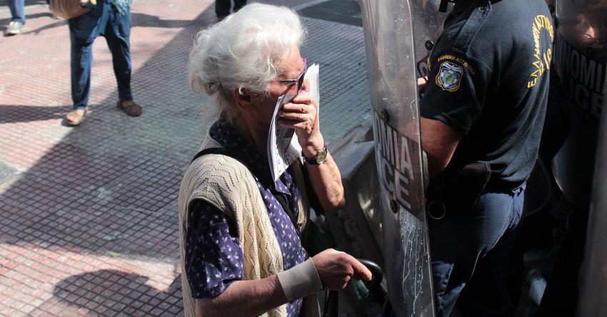 Η συνταξιούχος – σύμβολο της Εθνικής Αντίστασης που ψέκασαν τα ΜΑΤ: «Όσο κρατάω, θα είμαι στον αγώνα»