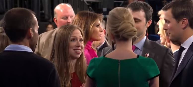 Η αμήχανη χειραψία της Τσέλσι Κλίντον με την Ιβάνκα Τραμπ – ΒΙΝΤΕΟ