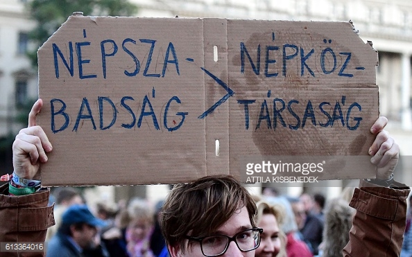 Ουγγαρία: Χιλιάδες διαδήλωσαν υπέρ της ελευθεροτυπίας – ΦΩΤΟ