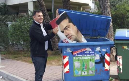 Ο Καραμέρος πετάει στην ανακύκλωση την αφίσα του Τσίπρα και στέλνει μήνυμα στον Άδωνι – ΦΩΤΟ