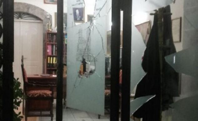 Επίθεση αγνώστων στα γραφεία του Μητροπολιτικού Ναού του Αγίου Βασιλείου στην Τρίπολη – ΦΩΤΟ