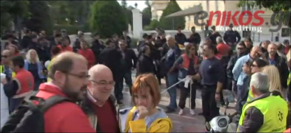 Εργαζόμενοι του ΕΚΑΒ έκλεισαν το δρόμο έξω από τη Βουλή – ΒΙΝΤΕΟ