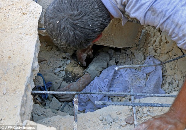 Εικόνες που συγκλονίζουν – Δραματική διάσωση αγοριού από συντρίμμια στο Χαλέπι