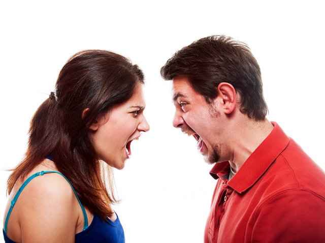 Σχέσεις και καβγάδες: Όταν ο σύντροφός σου σε κριτικάρει