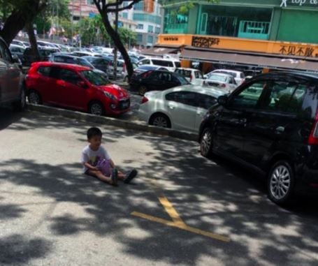 Μητέρα άφησε τον 3χρονο γιο της να της κρατά τη θέση στάθμευσης