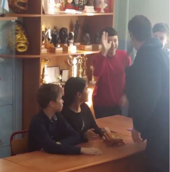 Ο Ρουβάς πήγε σε σχολείο όπου οι μαθητές διδάσκονται ελληνικά στη Ρωσία – ΒΙΝΤΕΟ