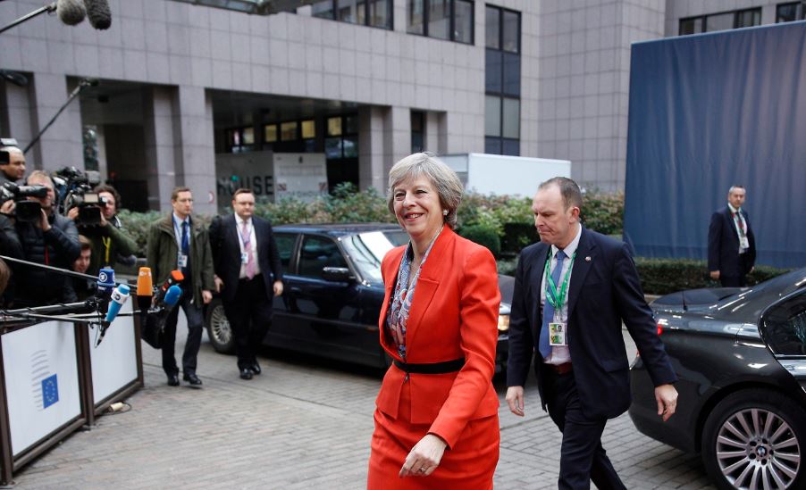 Τα…εκκεντρικά παπούτσια της Μέι στη Σύνοδο – ΦΩΤΟ