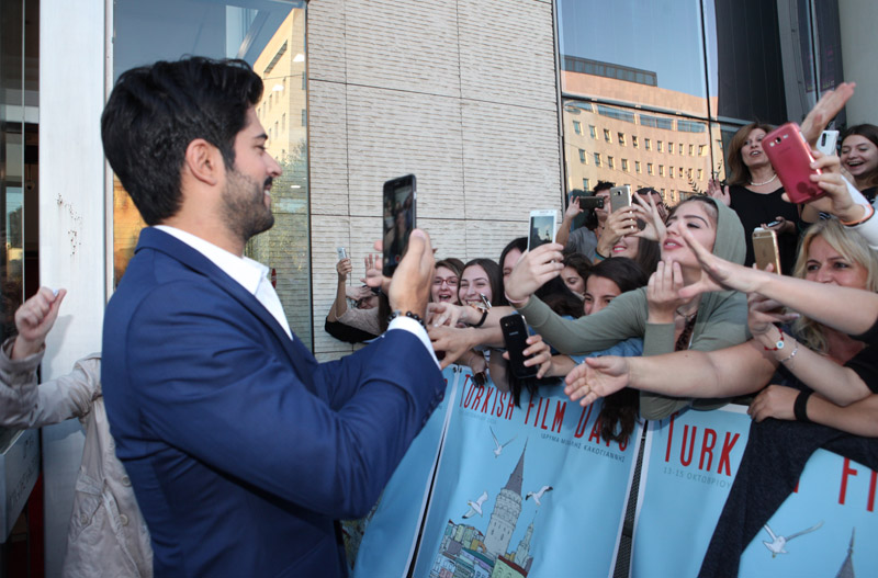 Στην Ελλάδα ο πρωταγωνιστής του Καρά Σεβντά – Πανζουρλισμός στην υποδοχή του – ΒΙΝΤΕΟ