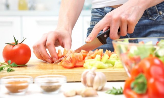 Πώς να αποφύγουμε τις τροφικές δηλητηριάσεις στην κουζίνα μας