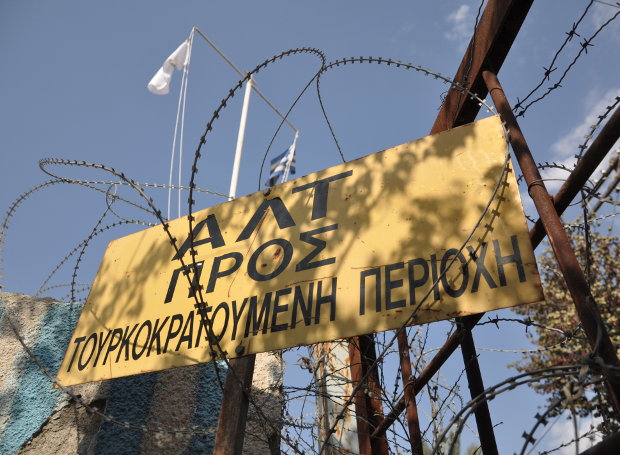 Κύπρος: Διχασμένη και στην ώρα η Μεγαλόνησος