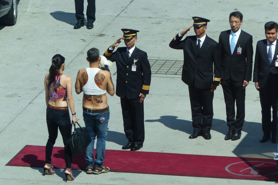 Ένας βασιλιάς με τατουάζ, άσπρη λερωμένη μπλούζα και τζιν παντελόνι –ΦΩΤΟ