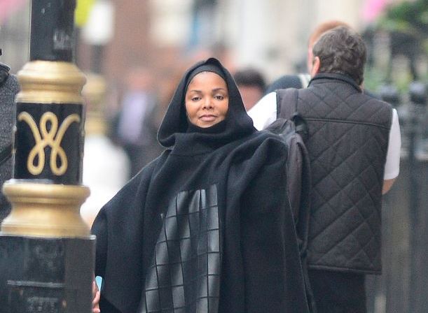 Με ισλαμική ενδυμασία η έγκυος Τζάνετ Τζάκσον – ΦΩΤΟ