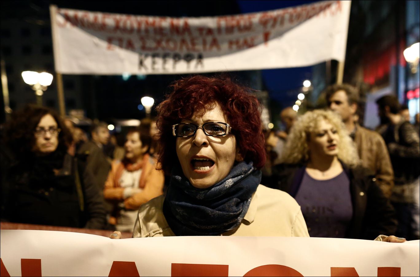 Ολοκληρώθηκε στο Σύνταγμα η πορεία δασκάλων και καθηγητών – ΦΩΤΟ