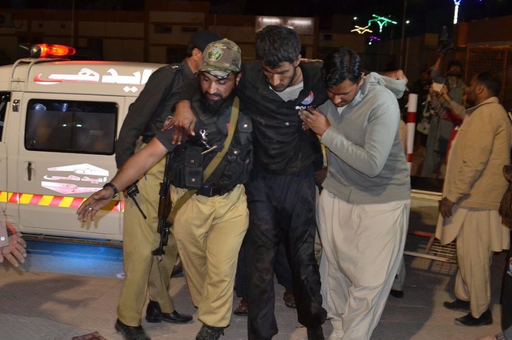 Πακιστάν – Νεκροί 3 δράστες και 2 αστυνομικοί – Αυξάνονται οι τραυματίες