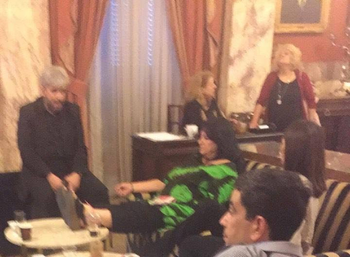 Σάλος στα social media με τη φωτογραφία που δείχνει την Βαγενά με τα πόδια πάνω στο τραπέζι