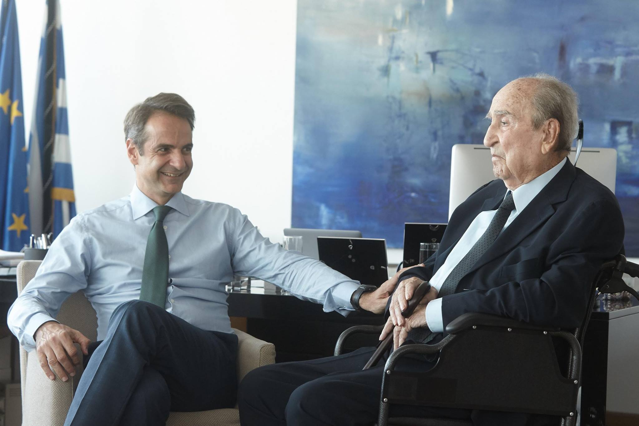 Η ξενάγηση του Κωνσταντίνου Μητσοτάκη στα γραφεία της ΝΔ – ΦΩΤΟ