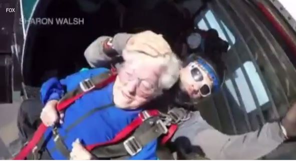 Η σούπερ γιαγιά που “έπεσε” από τα 13.000 πόδια – ΒΙΝΤΕΟ