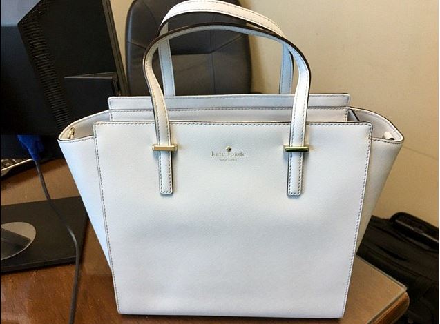 Η τσάντα που δίχασε το twitter – Είναι άσπρη ή γαλάζια;