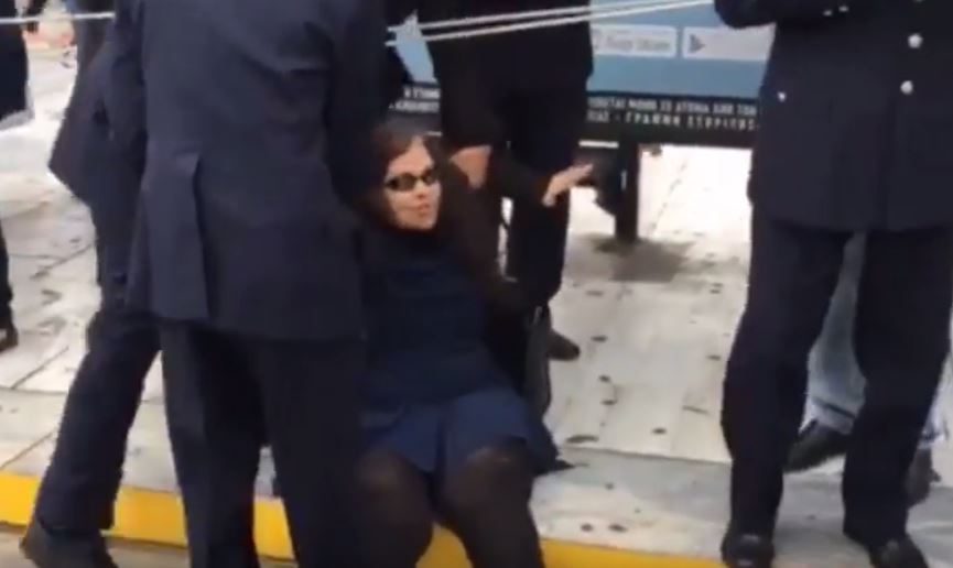 Τέσσερις αστυνομικοί για να ακινητοποιήσουν την Λουκά – ΒΙΝΤΕΟ