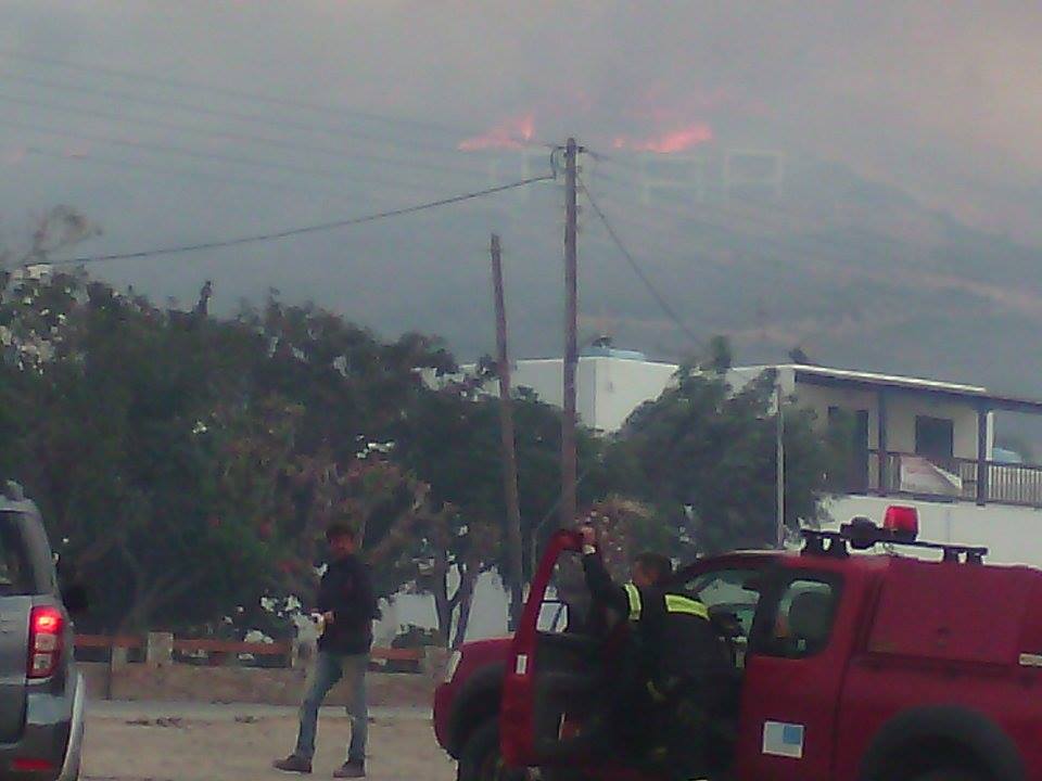 Απειλούνται κατοικημένες περιοχές από την πυρκαγιά στην Άνδρο – ΦΩΤΟ – ΤΩΡΑ