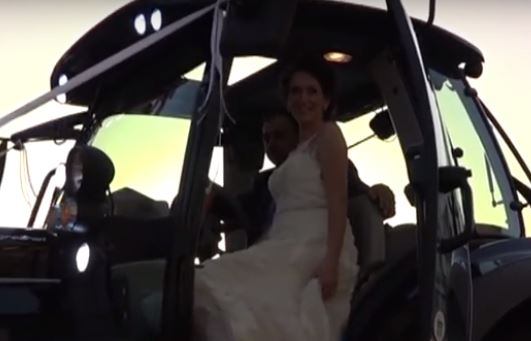 Η νύφη πήγε στην εκκλησία με τρακτέρ – ΒΙΝΤΕΟ