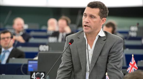 Ο ευρωβουλευτής που ξυλοκοπήθηκε από συνάδελφό του αποχωρεί από το UKIP