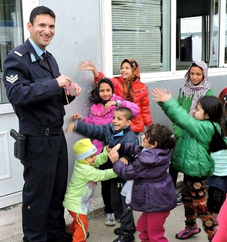 Το συγκινητικό μήνυμα ενός αστυνομικού για τους πρόσφυγες μαθητές – ΦΩΤΟ