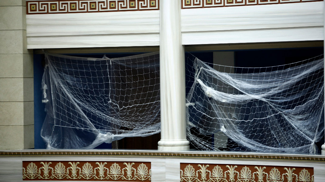 Έκαναν “γιαπί” την αίθουσα της Ολομέλειας – ΦΩΤΟ