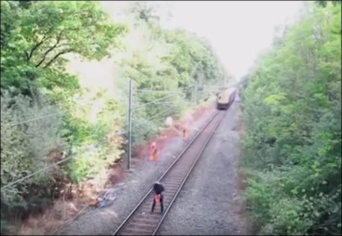 Συγκλονιστική διάσωση ποδηλάτη στις γραμμές του τρένου – ΒΙΝΤΕΟ