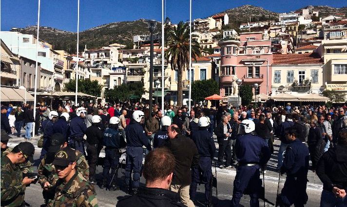Σάμος – Κάτοικοι πιάστηκαν στα χέρια σε συγκέντρωση για το προσφυγικό – BINTEO