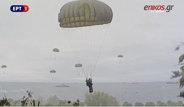 Τα εντυπωσιακά άλματα των αλεξιπτωτιστών στη στρατιωτική παρέλαση της Θεσσαλονίκης – ΒΙΝΤΕΟ