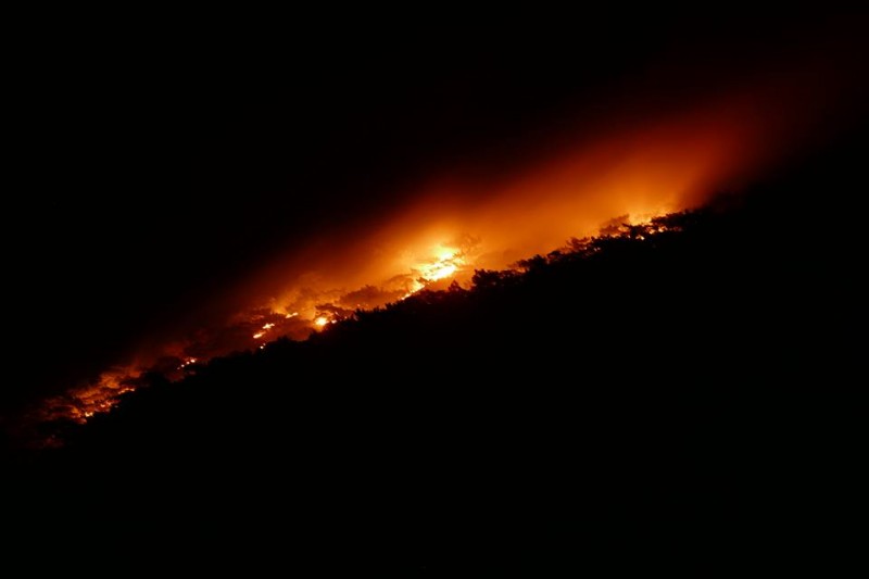 Απειλούνται κατοικίες από τη φωτιά στα Φαλάσαρνα Κισάμου