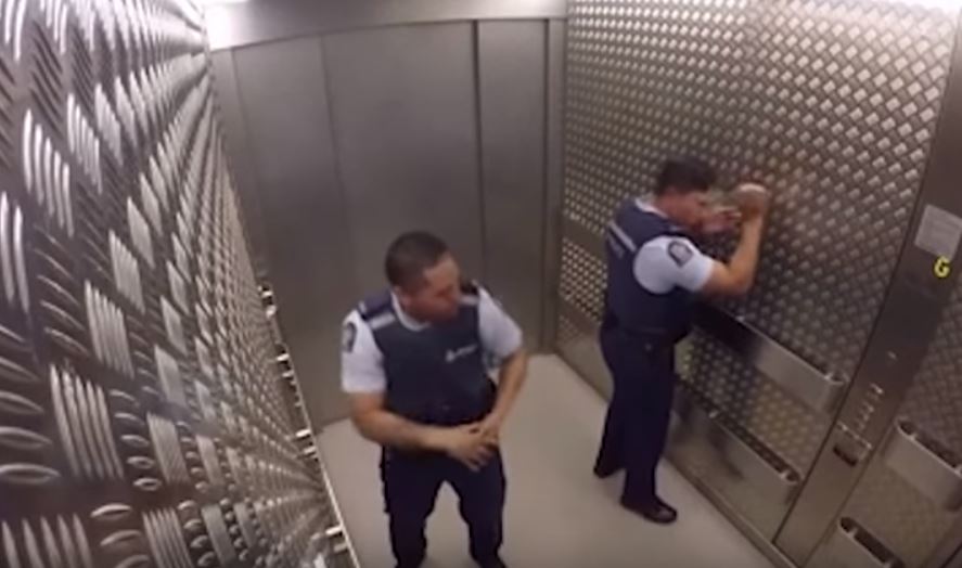 Οι αστυνομικοί που χορεύουν και κάνουν beatbox μέσα σε ασανσέρ – ΒΙΝΤΕΟ